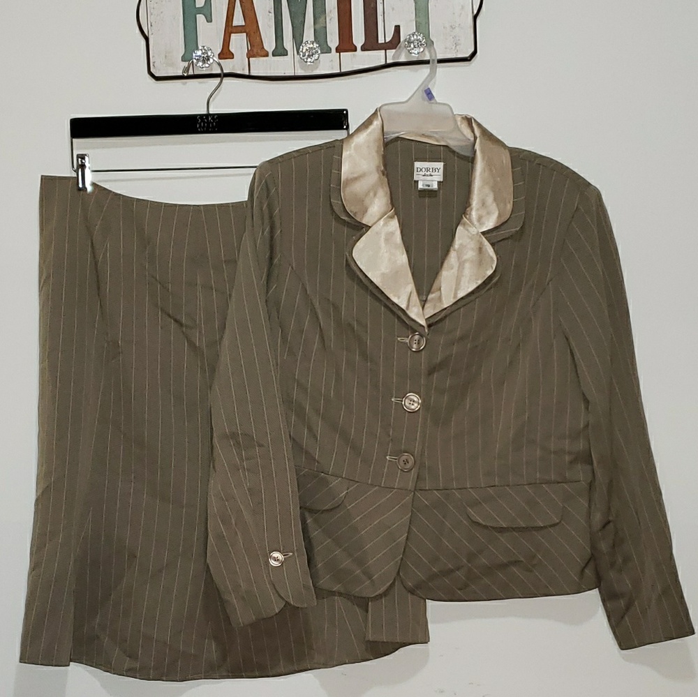 Ladies 2 piece business suit